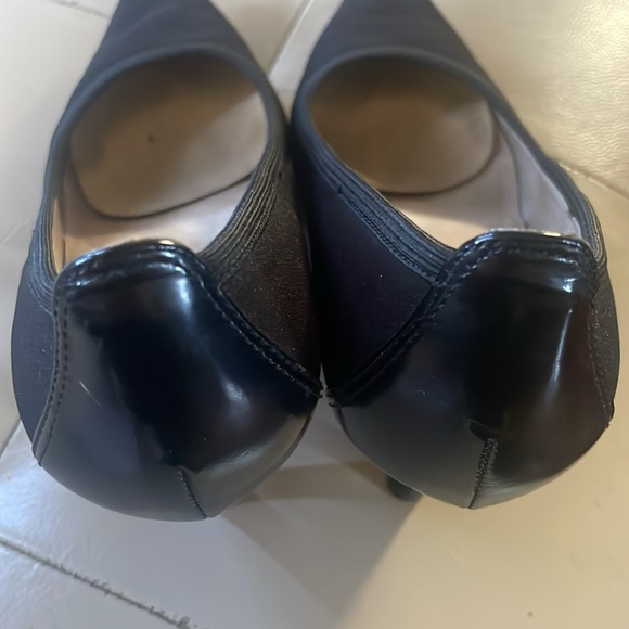 Tahari black pumps in 6 1/2 - Picture 3 of 3